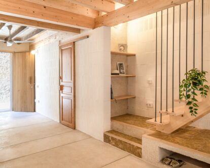 Escalera interior en proyecto de reforma y ampliación de viviendas.