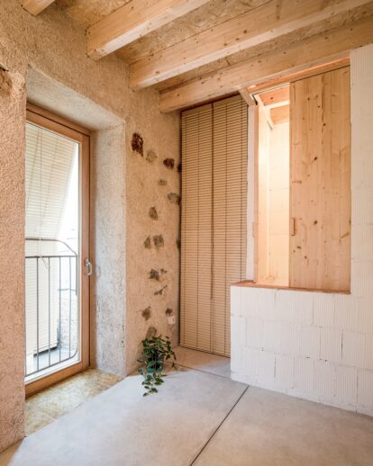 Habitación de una de las viviendas rehabilitadas con carpinteria de madera y luz natural.