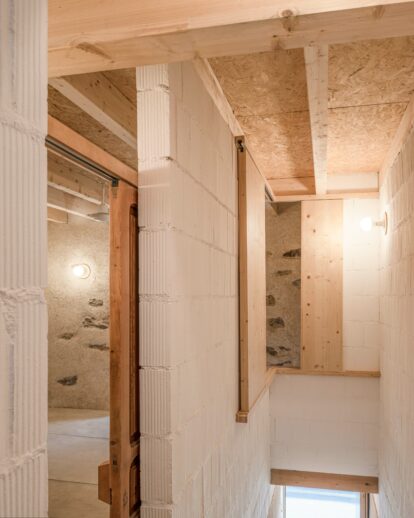 Detalle de muro de separacion realizado con ladrillo cocido con biomasa.