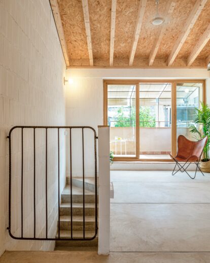 Interior de vivienda rahabilitada en Mallorca con vigas de madera.