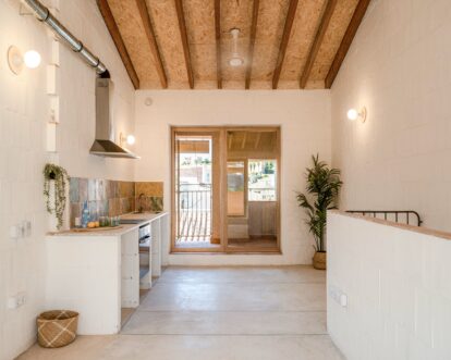 Cocina abierta en vivienda de protección oficial en Mallorca.